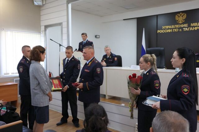 В Таганроге вдове погибшего полковника полиции вручили посмертную награду В Таганроге вдове погибшего полковника полиции вручили посмертную награду - Новости Ростова-на-Дону - последние новости Ростова-на-Дону сегодня на 1rnd.ru, 09.11.2025