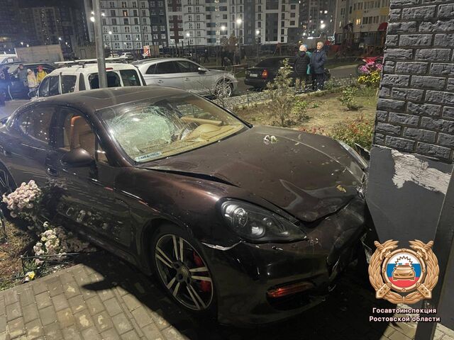 В Ростове Porsche после столкновения с «Лада» отбросило в жилой дом - Новости Ростова-на-Дону - последние новости Ростова-на-Дону сегодня на 1rnd.ru, 09.11.2025