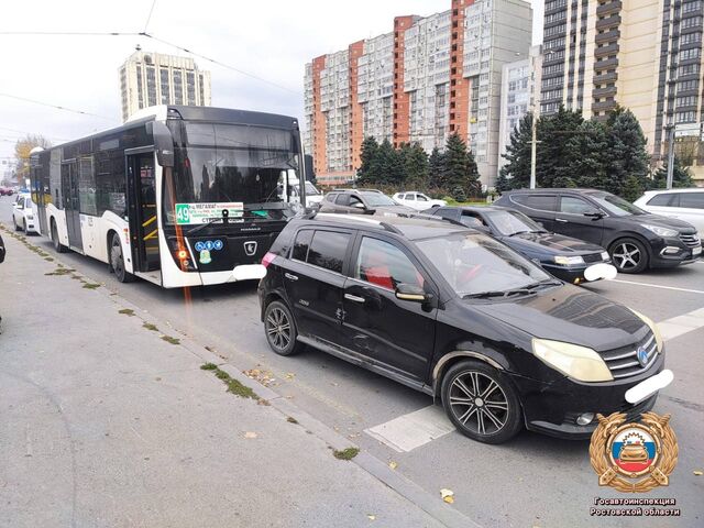 ДТП на Ворошиловском проспекте: столкнулись Geely MK Cross и автобус ДТП на Ворошиловском проспекте: столкнулись Geely MK Cross и автобус - Новости Ростова-на-Дону - последние новости Ростова-на-Дону сегодня на 1rnd.ru, 17.11.2025