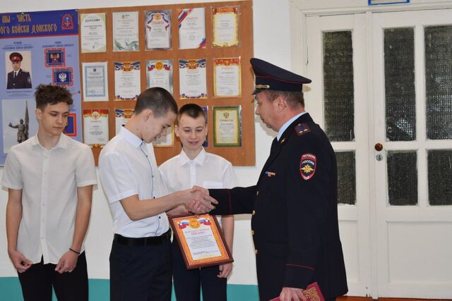 Школьники из Константиновска спасли жизнь мужчине, упавшему в овраг Школьники из Константиновска спасли жизнь мужчине, упавшему в овраг - Новости Ростова-на-Дону - последние новости Ростова-на-Дону сегодня на 1rnd.ru, 24.02.2026