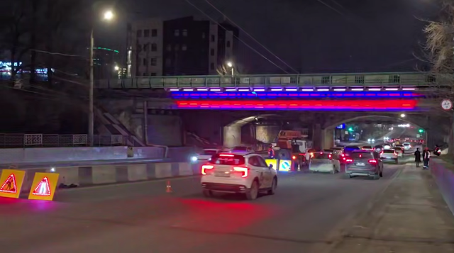 Мост на улице Нансена в Ростове получил патриотическую подсветку Мост на улице Нансена в Ростове получил патриотическую подсветку - Новости Ростова-на-Дону - последние новости Ростова-на-Дону сегодня на 1rnd.ru, 26.02.2026