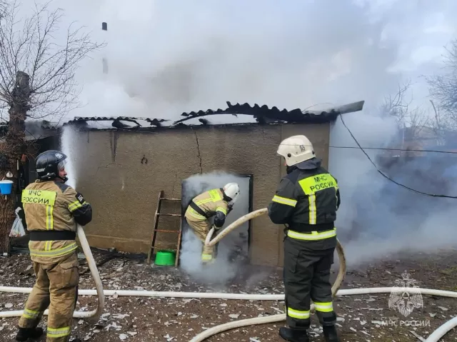 В Зимовниках из-за неисправной проводки сгорел дом и гараж - Новости Ростова-на-Дону - последние новости Ростова-на-Дону сегодня на 1rnd.ru, 28.02.2026