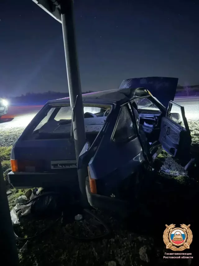 Легковушка врезалась в столб после попытки не пропустить грузовик на перекрестке - Новости Ростова-на-Дону - последние новости Ростова-на-Дону сегодня на 1rnd.ru, 28.02.2026