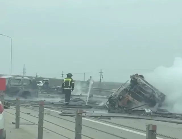 Предварительно лопнувшее колесо спровоцировало ДТП с бензовозом на трассе Ростов-Таганрог - Новости Ростова-на-Дону - последние новости Ростова-на-Дону сегодня на 1rnd.ru, 21.03.2026