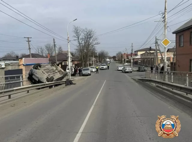 ДТП в Батайске: машина перевернулась через ограждение - Новости Ростова-на-Дону - последние новости Ростова-на-Дону сегодня на 1rnd.ru, 24.03.2026