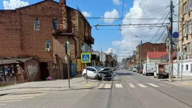 Иномарка врезалась в столб: водитель и 4-летний ребенок пострадали в ДТП в Ростове - Новости Ростова-на-Дону - последние новости Ростова-на-Дону сегодня на 1rnd.ru, 12.04.2026