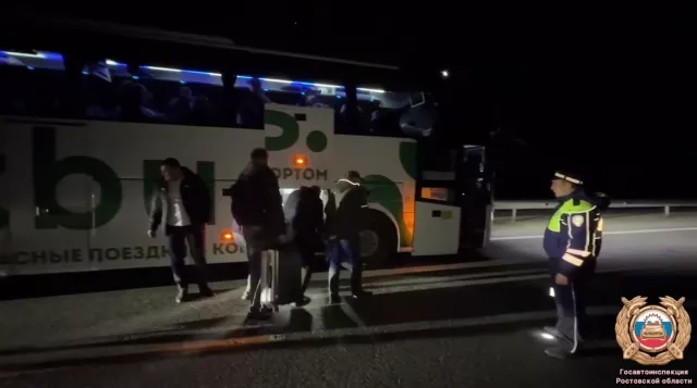 Инспекторы ДПС помогли 36 пассажирам автобуса на трассе М-4 «Дон» - Новости Ростова-на-Дону - последние новости Ростова-на-Дону сегодня на 1rnd.ru, 14.04.2026