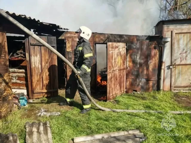 В Зимовниках из-за детской шалости с огнем сгорела хозпостройка на 100 «квадратах» - Новости Ростова-на-Дону - последние новости Ростова-на-Дону сегодня на 1rnd.ru, 26.04.2026