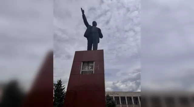 В Батайске вандалы повредили памятник Ленину: подозреваемые задержаны - Новости Ростова-на-Дону - последние новости Ростова-на-Дону сегодня на 1rnd.ru, 01.05.2026