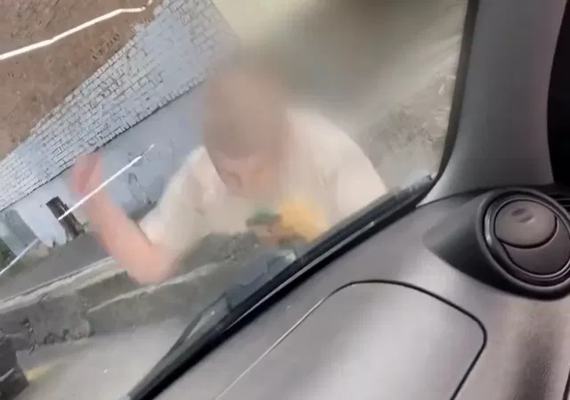 В Ростове наказали отца 7-летнего мальчика, бившего по чужой машине в ходе дорожного конфликта В Ростове наказали отца 7-летнего мальчика, бившего по чужой машине в ходе дорожного конфликта - Новости Ростова-на-Дону - последние новости Ростова-на-Дону сегодня на 1rnd.ru, 22.09.2026