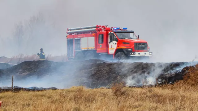 Из-за дыма пожара видимость на Западном въезде в Ростов снизилась до пары метров - RostovGazeta, 01.10.2024