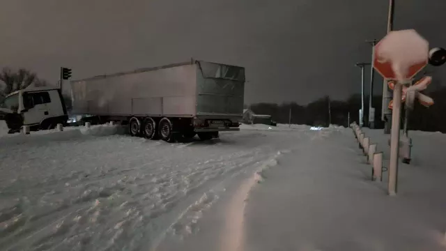 Фуру и легковушку вынесло в кювет на скользкой трассе в Ростовской области - RostovGazeta, 05.02.2025