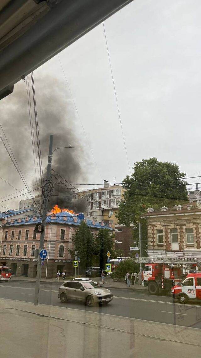 Пожар на Большой Покровской мог начаться из-за неосторожного обращения с инструментом во время ремонта кровли, рассказал источник НН.РУ. Такую версию сейчас рассматривают экстренные службы. - НН.РУ | Новости Нижнего Новгорода, 10.06.2025