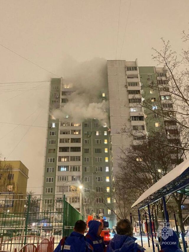 Двое маленьких детей погибли при пожаре из-за сгоревшей гирлянды в Москве - Катунь 24 — новости Барнаула и Алтайского края, 04.12.2023