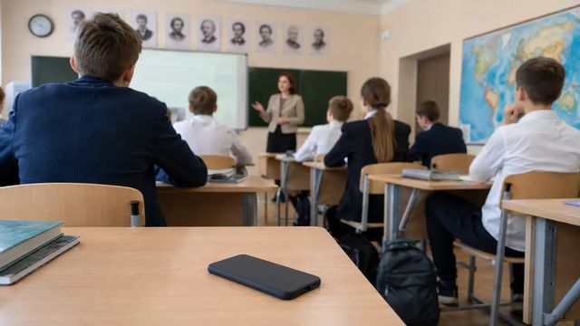 В Уфе 80% родителей школьников и 87% учителей поддерживают запрет на использование мобильных телефонов во время уроков, согласно опросу сервиса SuperJob. Поддержка запрета варьируется в зависимости от возраста, пола и уровня образования родителей, а также дохода, при этом более строгие ограничения поддерживают более старшие и образованные группы. Учителя связывают запрет с необходимостью повышения концентрации учеников и уменьшения отвлекающих факторов во время занятий. - Стерлеград.VK, 27.08.2026