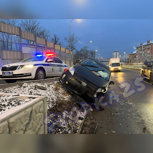 Водитель Toyota Prius залетел на косогор и сбежал с места ДТП в Приморье - Vladnews.ru - Новости Владивосток и Дальнего Востока, 28.11.2023