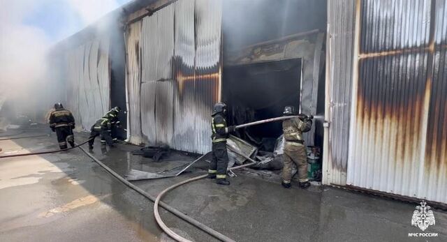 23 человека тушили возгорание склада во Владивостоке - Vladnews.ru - Новости Владивосток и Дальнего Востока, 21.05.2024