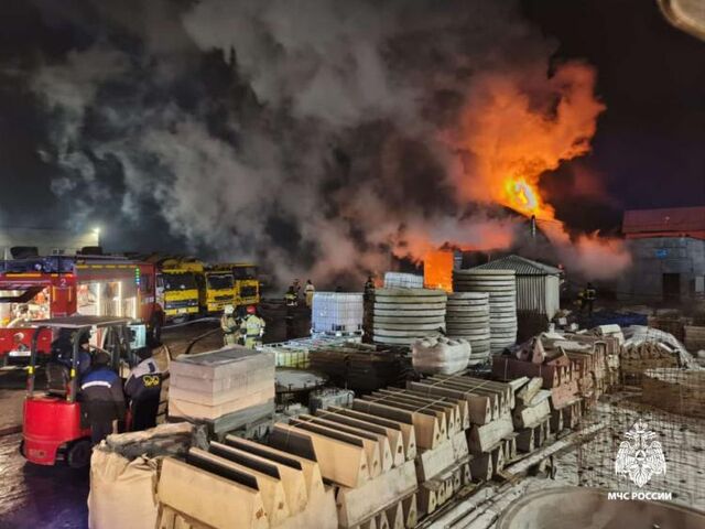 Во Владивостоке ночью сгорел ангар со спецтехникой - Vladnews.ru - Новости Владивосток и Дальнего Востока, 08.01.2025