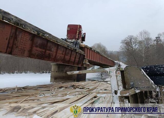 Прокуратура заинтересовалась обрушением моста в Приморье - Vladnews.ru - Новости Владивосток и Дальнего Востока, 05.02.2025