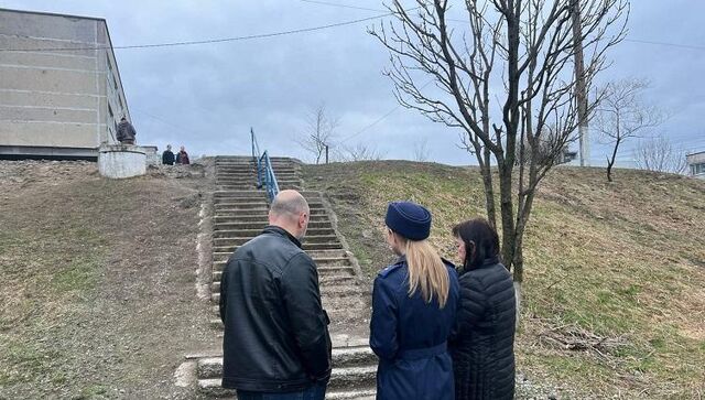 Разрушенная лестница к школе во Владивостоке заинтересовала прокуратуру - Vladnews.ru - Новости Владивосток и Дальнего Востока, 18.04.2025