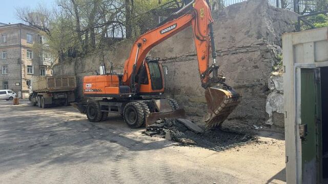 Во Владивостоке ремонтируют проблемную опорную стену на Суханова - Vladnews.ru - Новости Владивосток и Дальнего Востока, 14.05.2025