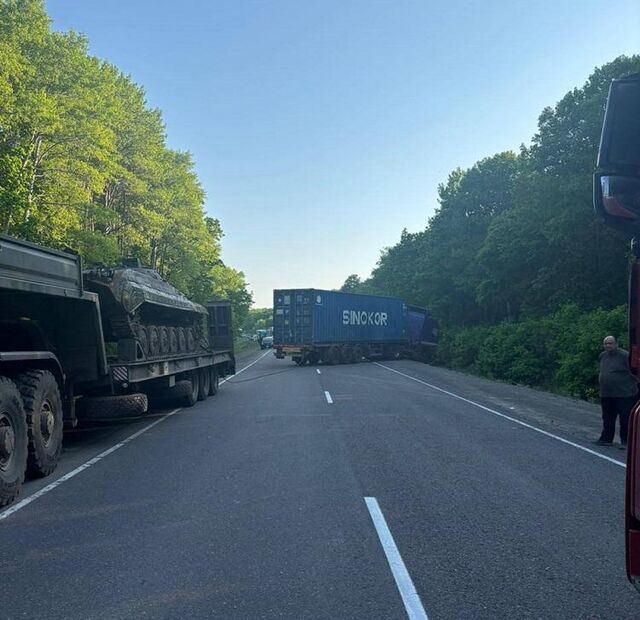 Большегруз слетел в кювет и перекрыл дорогу в Спасском округе Приморья - Vladnews.ru - Новости Владивосток и Дальнего Востока, 16.05.2025