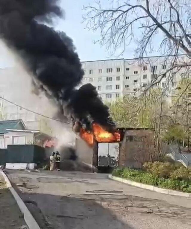 Во Владивостоке в районе Змеинки вспыхнул пожар у школы - Vladnews.ru - Новости Владивосток и Дальнего Востока, 21.05.2025