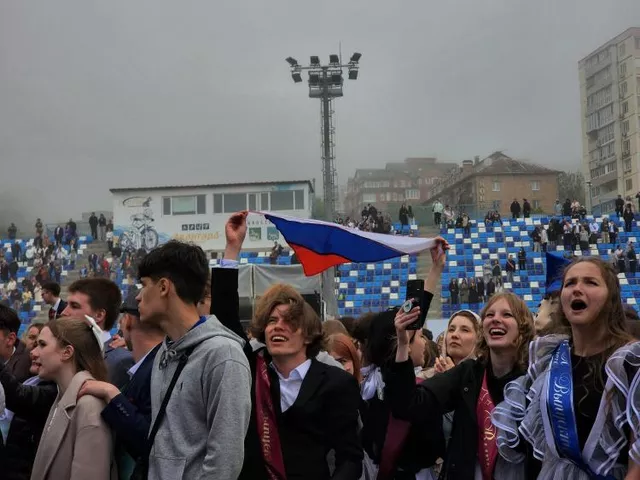 «Навсегда в сердечке»: последний звонок отгремел во Владивостоке - Vladnews.ru - Новости Владивосток и Дальнего Востока, 24.05.2025