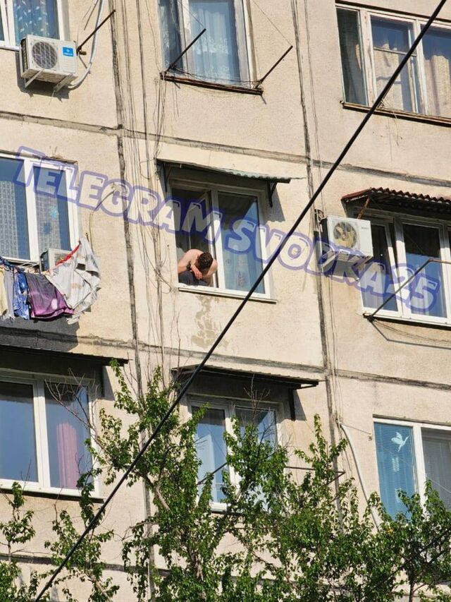 Пьяный любитель свежего воздуха заснул на окне шестого этажа в Лесозаводске - Vladnews.ru - Новости Владивосток и Дальнего Востока, 24.05.2025