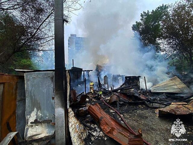 Частный дом тушат во Владивостоке - Vladnews.ru - Новости Владивосток и Дальнего Востока, 10.06.2025