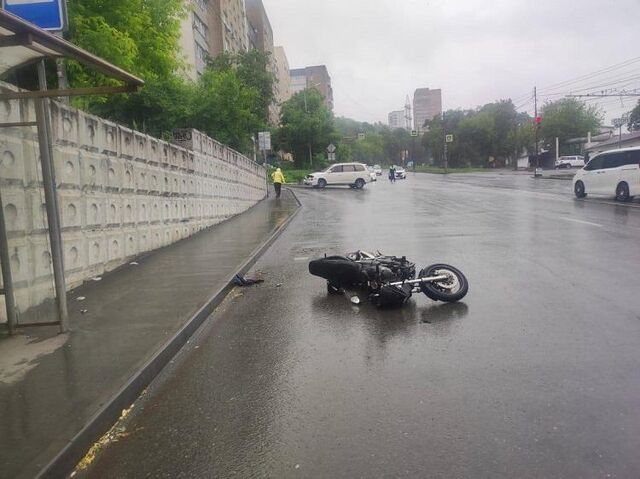 Водитель сбил мотоциклиста во Владивостоке - Vladnews.ru - Новости Владивосток и Дальнего Востока, 21.06.2025