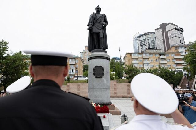 Владивосток отметил 165-летие возложением цветов к памятнику основателя - Vladnews.ru - Новости Владивосток и Дальнего Востока, 02.07.2025