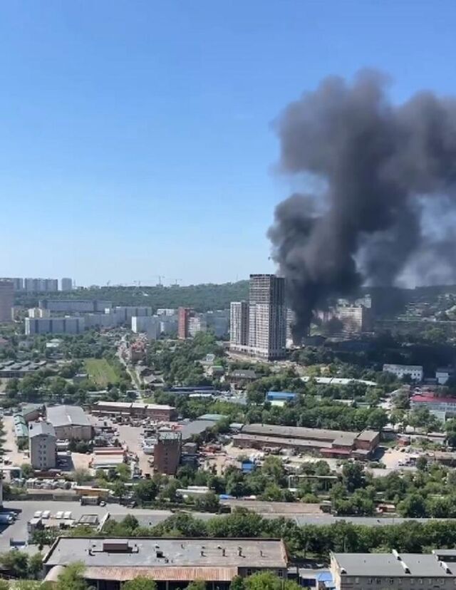 Мощный пожар охватил стройку во Владивостоке - Vladnews.ru - Новости Владивосток и Дальнего Востока, 05.07.2025
