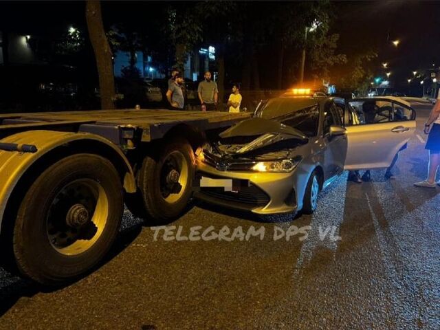 Легковушка влетела в припаркованный прицеп фуры во Владивостоке - Vladnews.ru - Новости Владивосток и Дальнего Востока, 08.07.2025