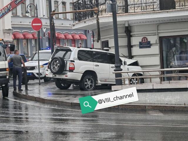 Внедорожник врезался в здание в центре Владивостока - Vladnews.ru - Новости Владивосток и Дальнего Востока, 31.08.2025