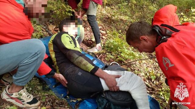 Мотоциклист сломал ногу, упав с крутого склона в лесу Приморья Мотоциклист сломал ногу, упав с крутого склона в лесу Приморья - Vladnews.ru - Новости Владивосток и Дальнего Востока, 28.10.2025