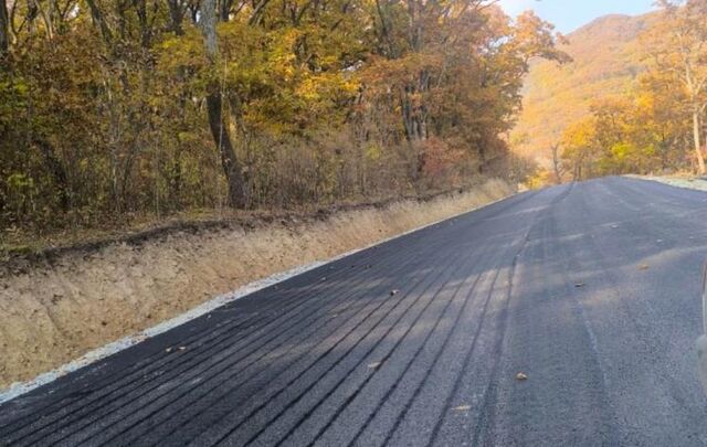 Асфальт укладывают к детскому центру «Маяк» Асфальт укладывают к детскому центру «Маяк» - Vladnews.ru - Новости Владивосток и Дальнего Востока, 05.11.2025