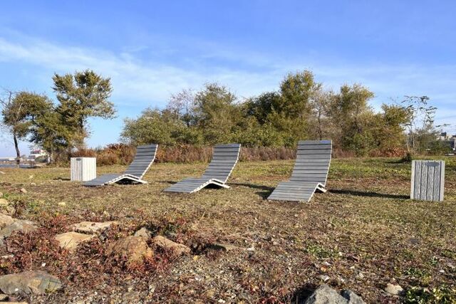 Урны и шезлонги установили на набережной Арсеньева - Vladnews.ru - Новости Владивосток и Дальнего Востока, 05.11.2025