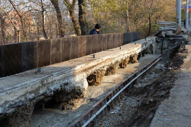 Тротуар восстановят на Партизанском проспекте Владивостока Тротуар восстановят на Партизанском проспекте Владивостока - Vladnews.ru - Новости Владивосток и Дальнего Востока, 06.11.2025