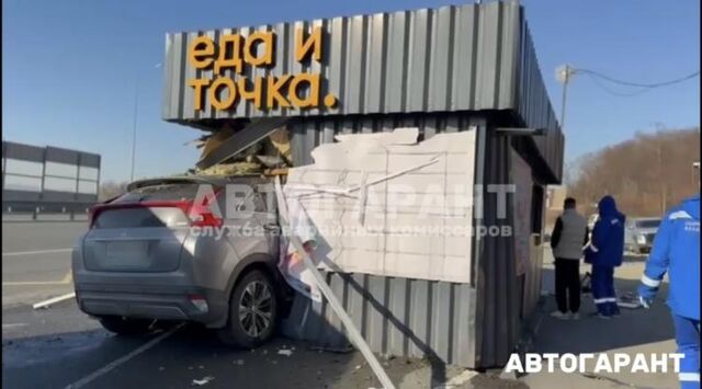 Пять человек госпитализированы после наезда авто на пит-стоп - Vladnews.ru - Новости Владивосток и Дальнего Востока, 14.11.2025