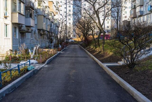 Асфальт уложили на улице 1-й Поселковой во Владивостоке - Vladnews.ru - Новости Владивосток и Дальнего Востока, 17.11.2025