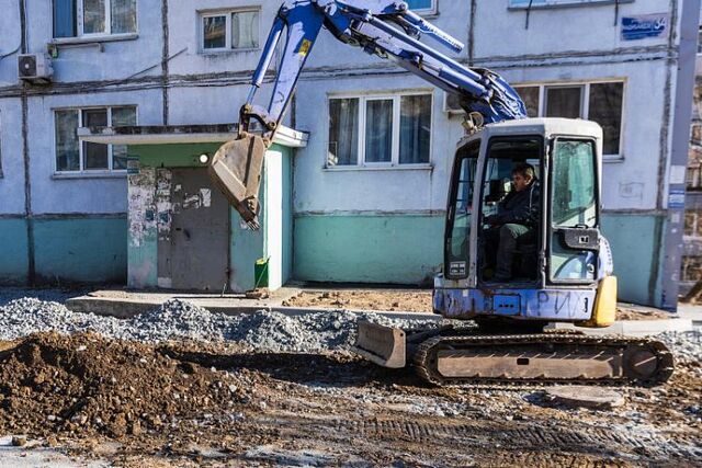 Асфальт и лестницу ремонтируют во Владивостоке на улице Надибаидзе - Vladnews.ru - Новости Владивосток и Дальнего Востока, 17.11.2025