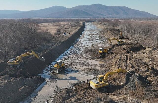 Спасатели продолжают «уводить» от населенного пункта реку Суходол - Vladnews.ru - Новости Владивосток и Дальнего Востока, 18.11.2025