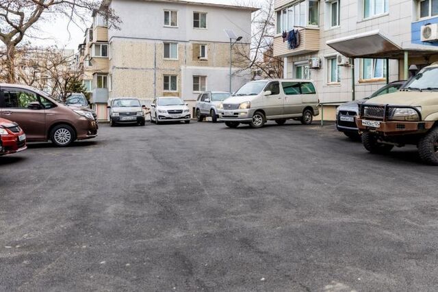 Асфальт укладывают на улице Острякова во Владивостоке - Vladnews.ru - Новости Владивосток и Дальнего Востока, 19.11.2025