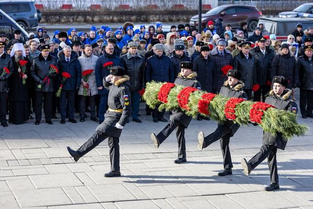 Цветы у Вечного огня: во Владивостоке прошла церемония возложения - Vladnews.ru - Новости Владивосток и Дальнего Востока, 23.02.2026