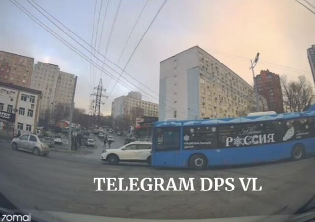 «Маневр на миллион»: ДТП с автобусом парализовало движение на Некрасовской - Vladnews.ru - Новости Владивосток и Дальнего Востока, 23.02.2026