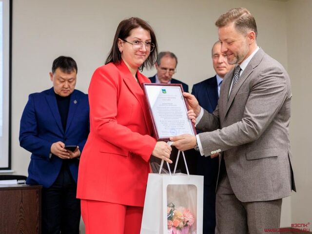 Антон Волошко вручил награды медикам ДВФУ, работавшим в зоне СВО - Vladnews.ru - Новости Владивосток и Дальнего Востока, 24.02.2026