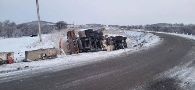 ЧП на дороге в Приморье: автоцистерна для перевозки газа рухнула в кювет - Vladnews.ru - Новости Владивосток и Дальнего Востока, 19.03.2026