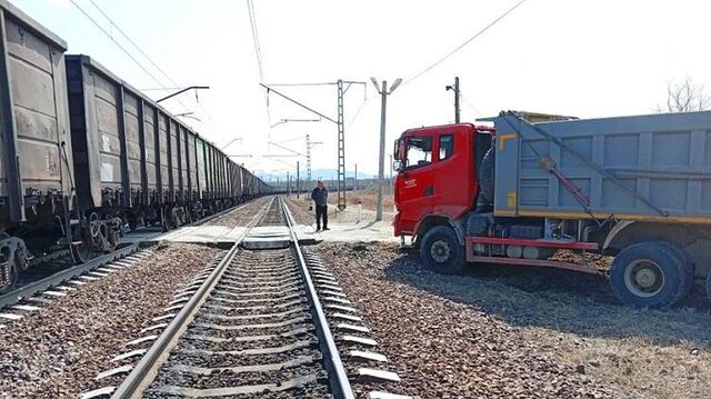 В Приморье грузовик выехал на железную дорогу перед приближающимся поездом В Приморье грузовик выехал на железную дорогу перед приближающимся поездом - Vladnews.ru - Новости Владивосток и Дальнего Востока, 14.04.2026