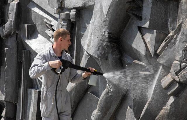 Памятники приводят в порядок ко Дню Победы во Владивостоке - Vladnews.ru - Новости Владивосток и Дальнего Востока, 22.04.2026